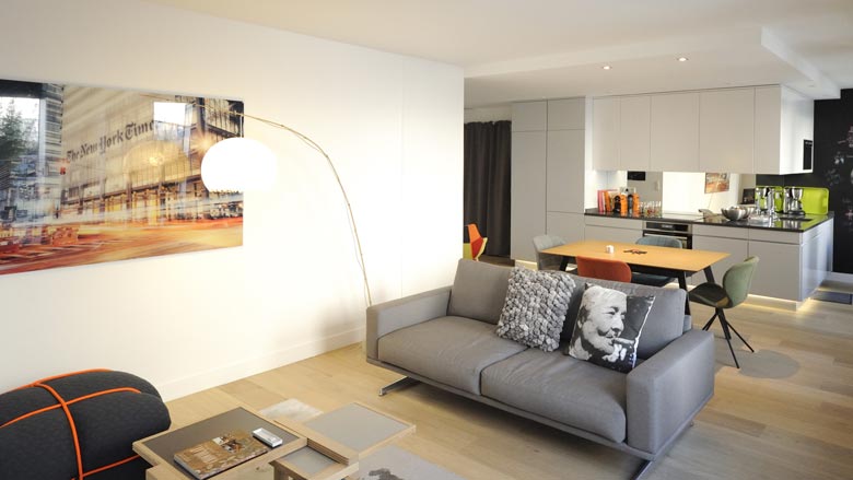 Un architecte d'intérieur réalise un projet de cuisine ouverte à Nîmes