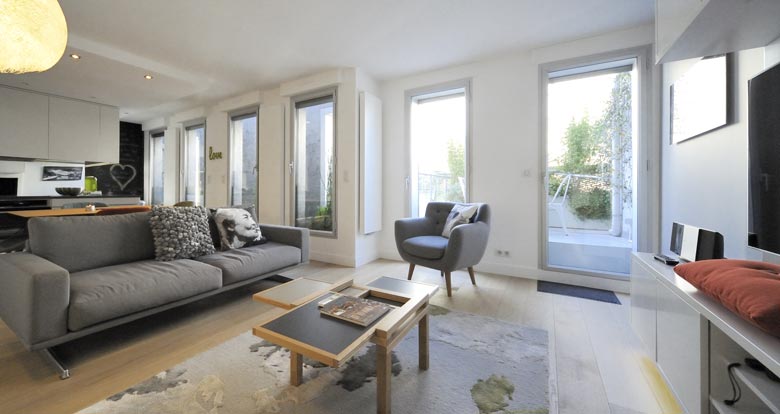 Un architecte d'intérieur réalise un projet de salon contemporain à Nîmes
