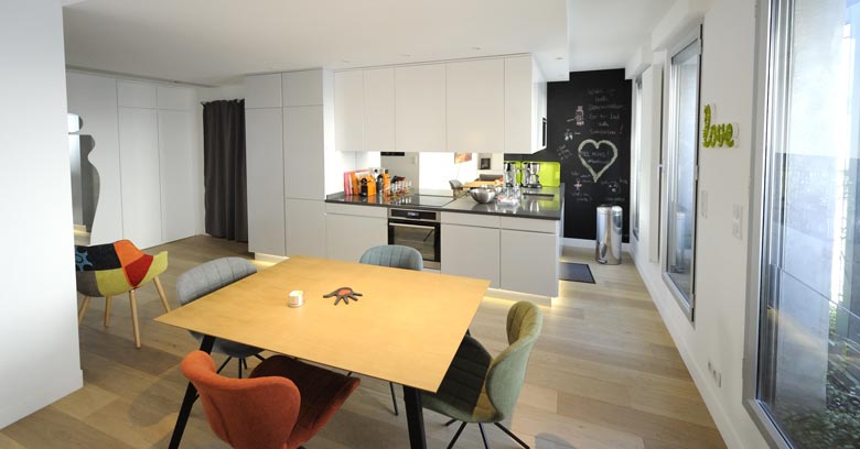 Un architecte d'intérieur aménage une cuisine ouverte sur mesure à Nîmes