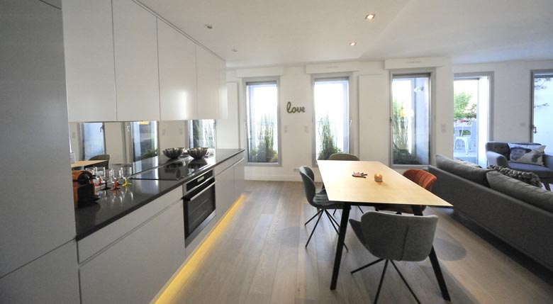 Cusine ouverte dans un appartement réalisé par un architecte d'intérieur à Nîmes