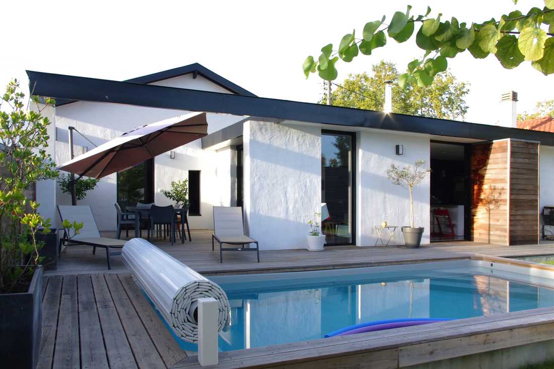 Aménagement d'une piscine par un architecte spécialiste des extensions de maison à Nîmes