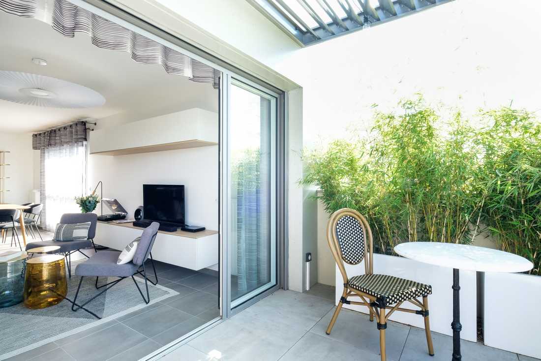 Terrasse dans la continuité de l'appartement à Nîmes