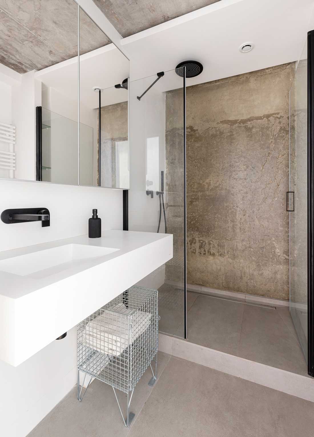 Salle de bain aménagé par un architecte dans un appartement neuf à Nîmes