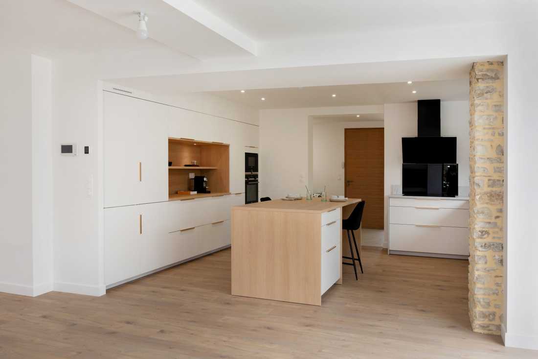 Cuisine contemporaine dans une maison bretonne en pierre