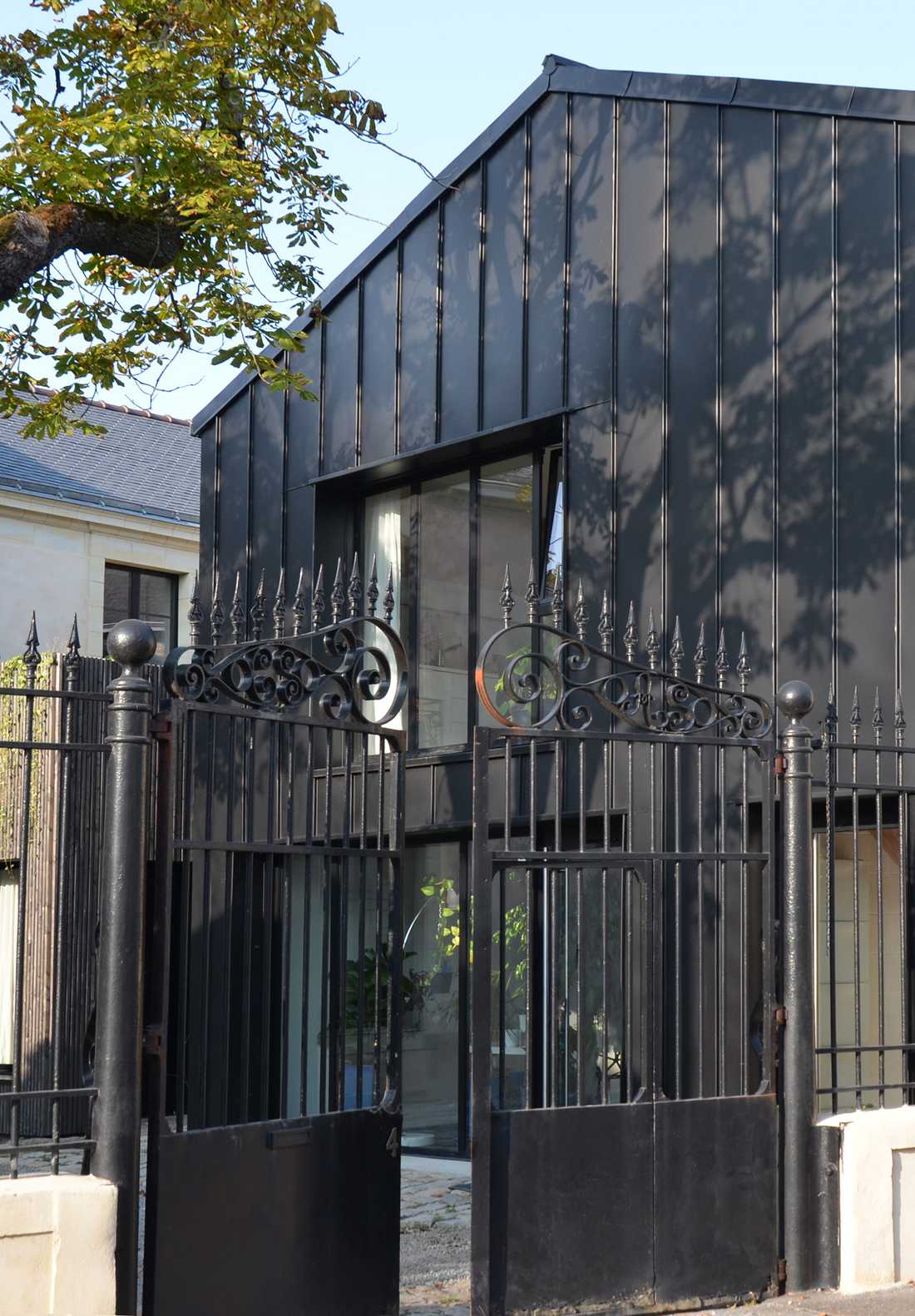 Extension contemporaine d'une maison ancienne conçue par un architecte dans le Gard