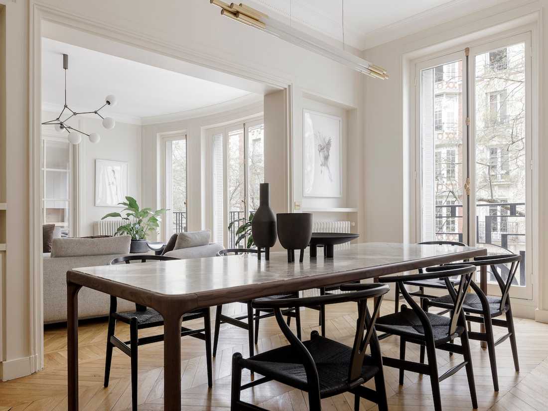 Rénovation complète appartement Art Déco - salle à manger avec chaises Carl Hansen & Søn