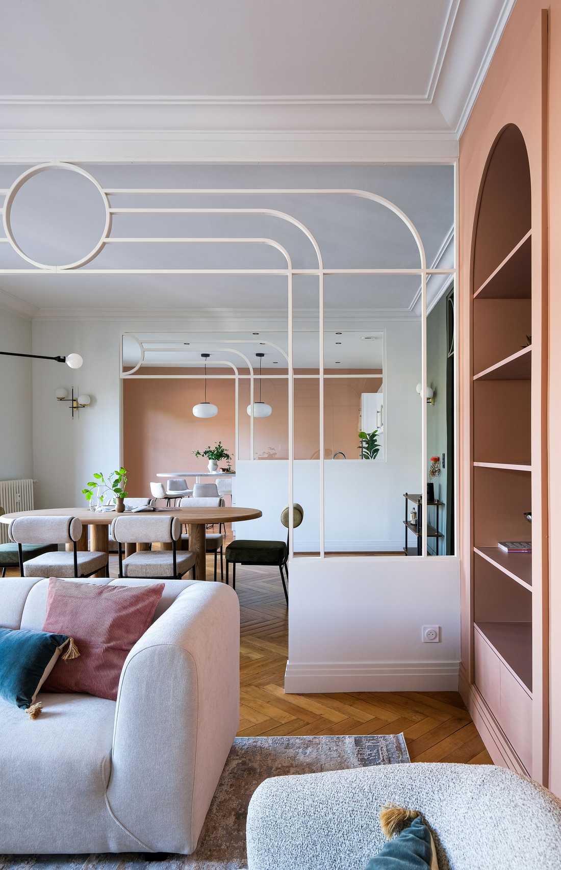 Un architecte d'intérieur à Nîmes aménage la pièce de vie d'un appartement ancien
