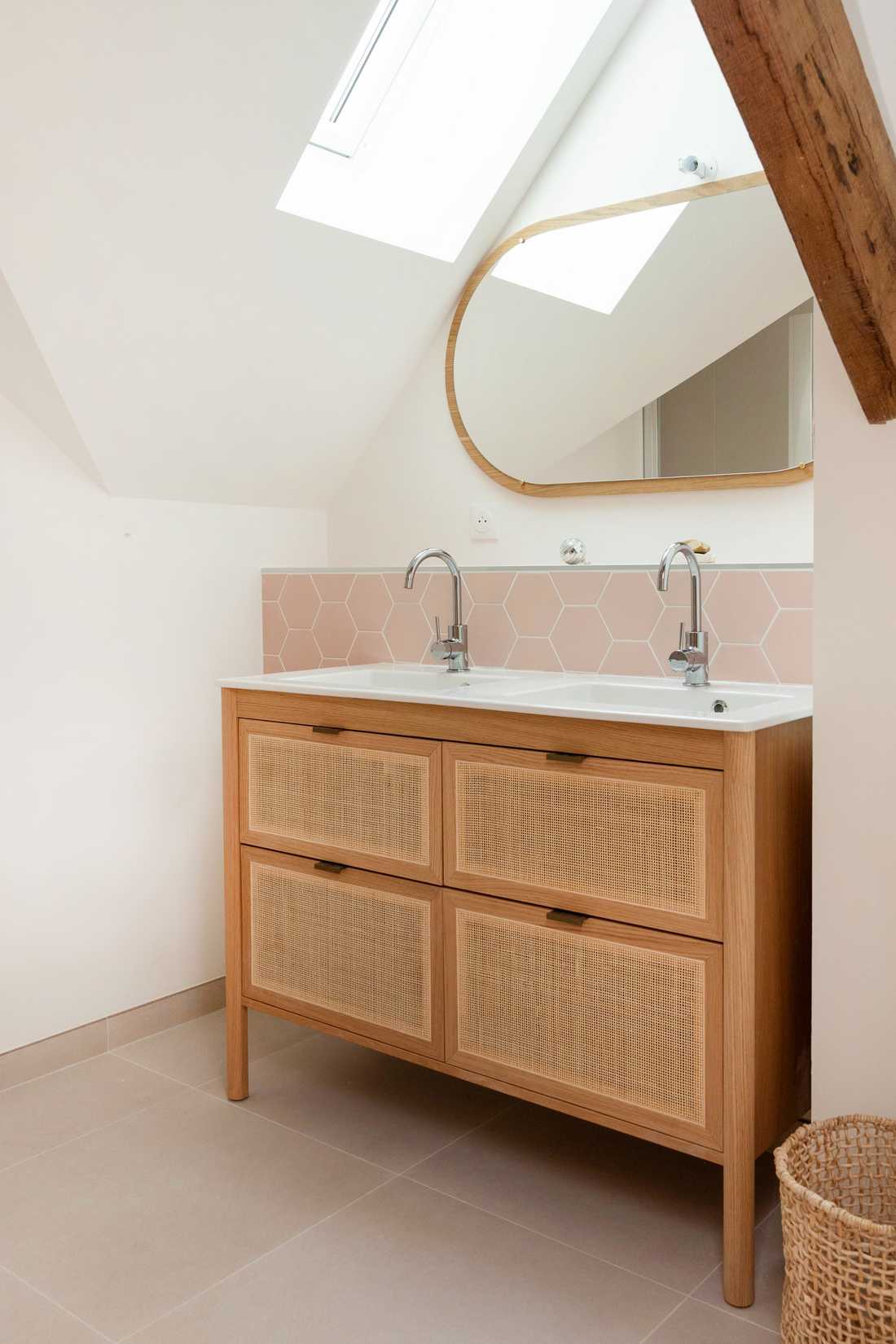 Salle de bains avec meuble en bois double basque