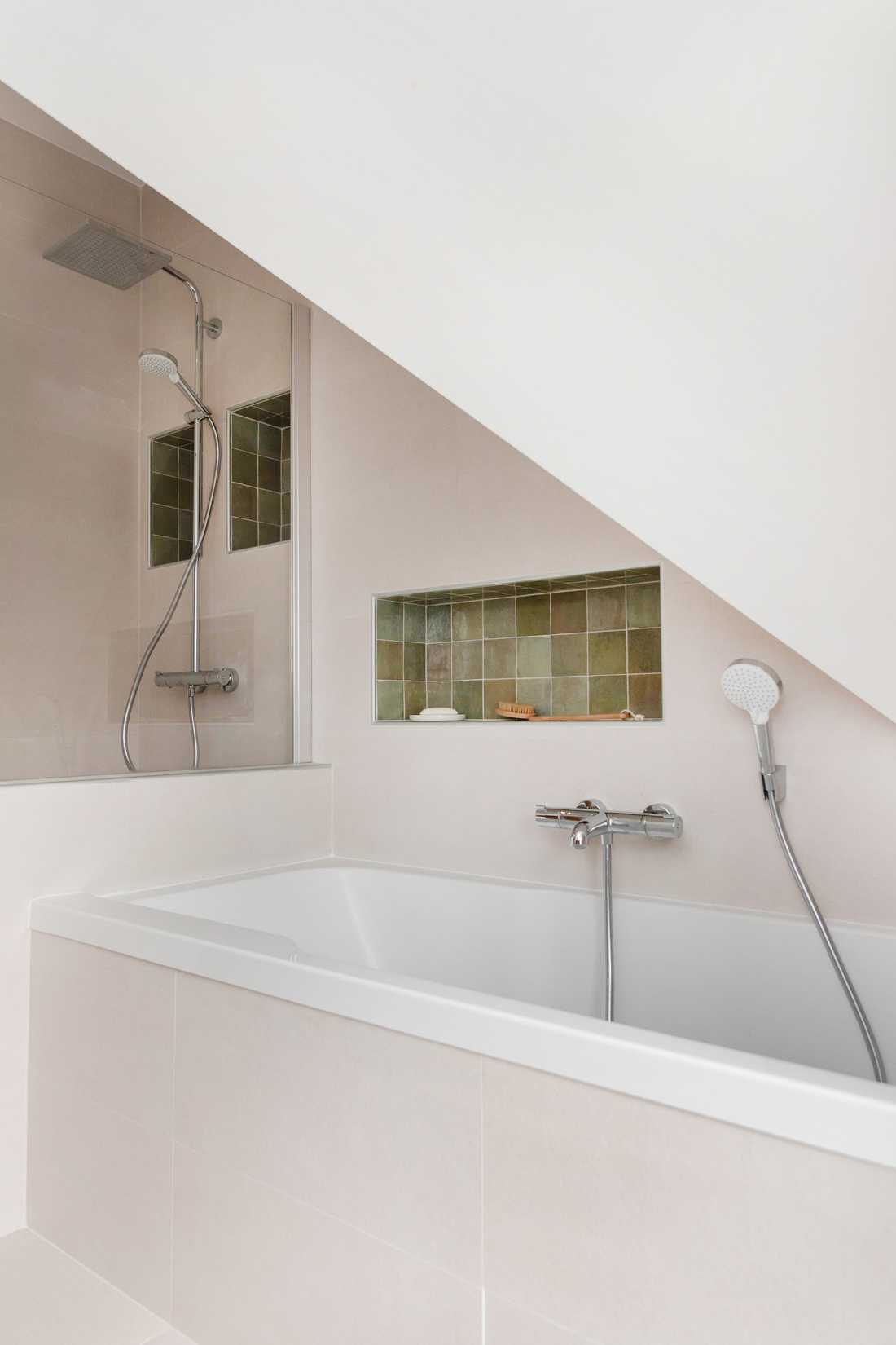 Baignoire dans la salle de bains