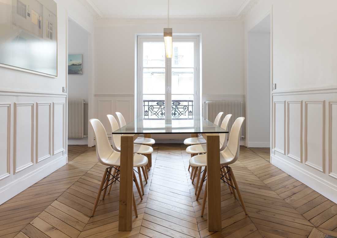 Salle à manger d'un appartement haussmannien rénové en Occitanie