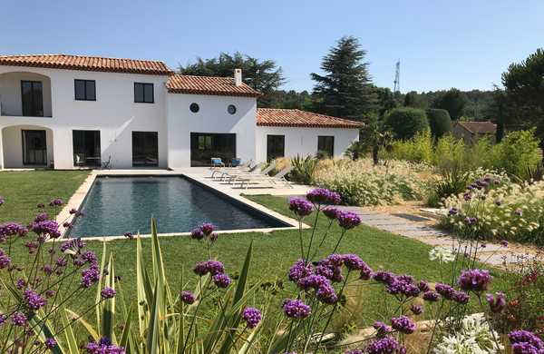 Jardin méditerranéen à la végétation provençale aménagé par un jardinier paysagiste à Nîmes.