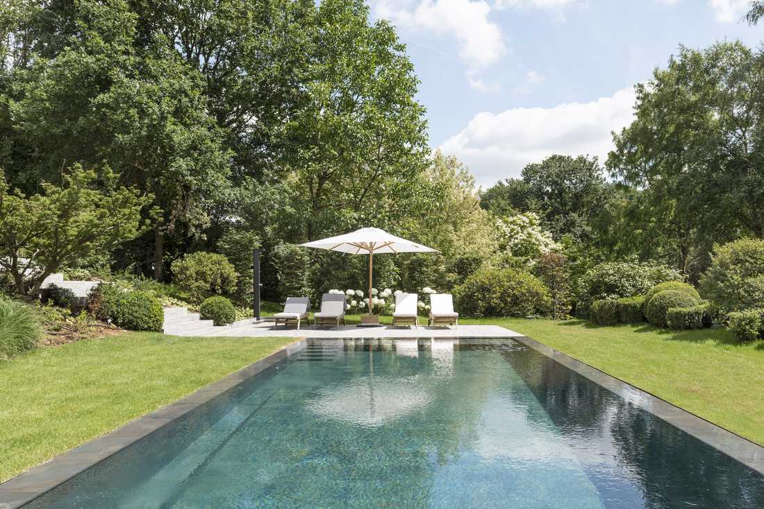 Piscine d'un jardin à débordement concu par un paysagiste à Nîmes