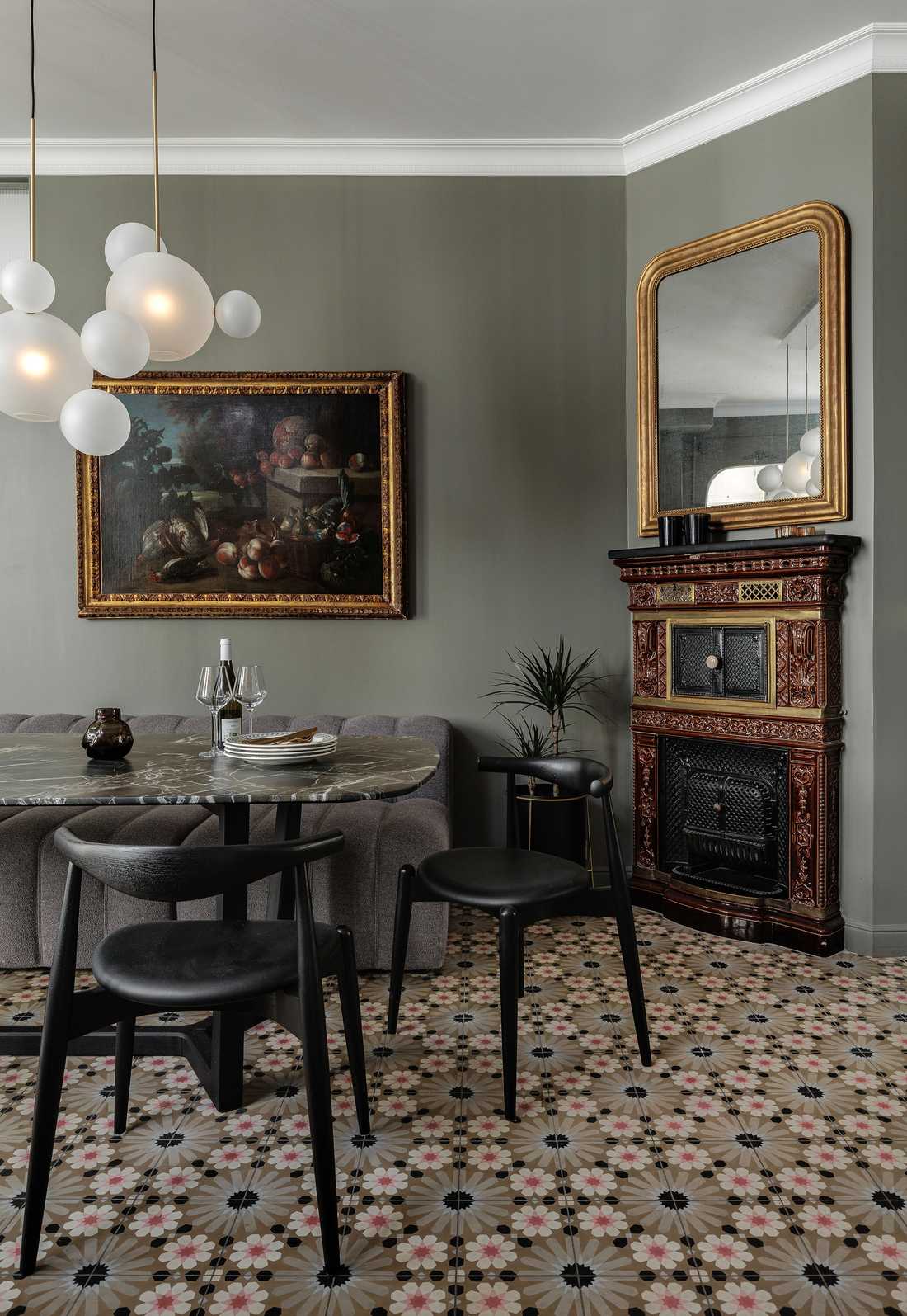 Salle a manger avec cheminée ancienne rénovée par un architecte d'intérieur dans le Gard