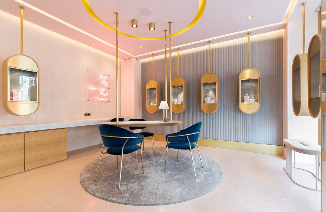 Interior design of a high-end jewelry store in Nîmes