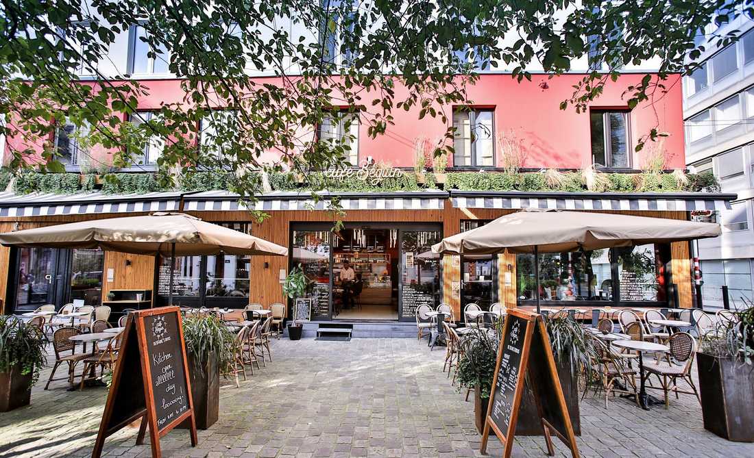 Extérieur du café-restaurant après travaux de rénovation