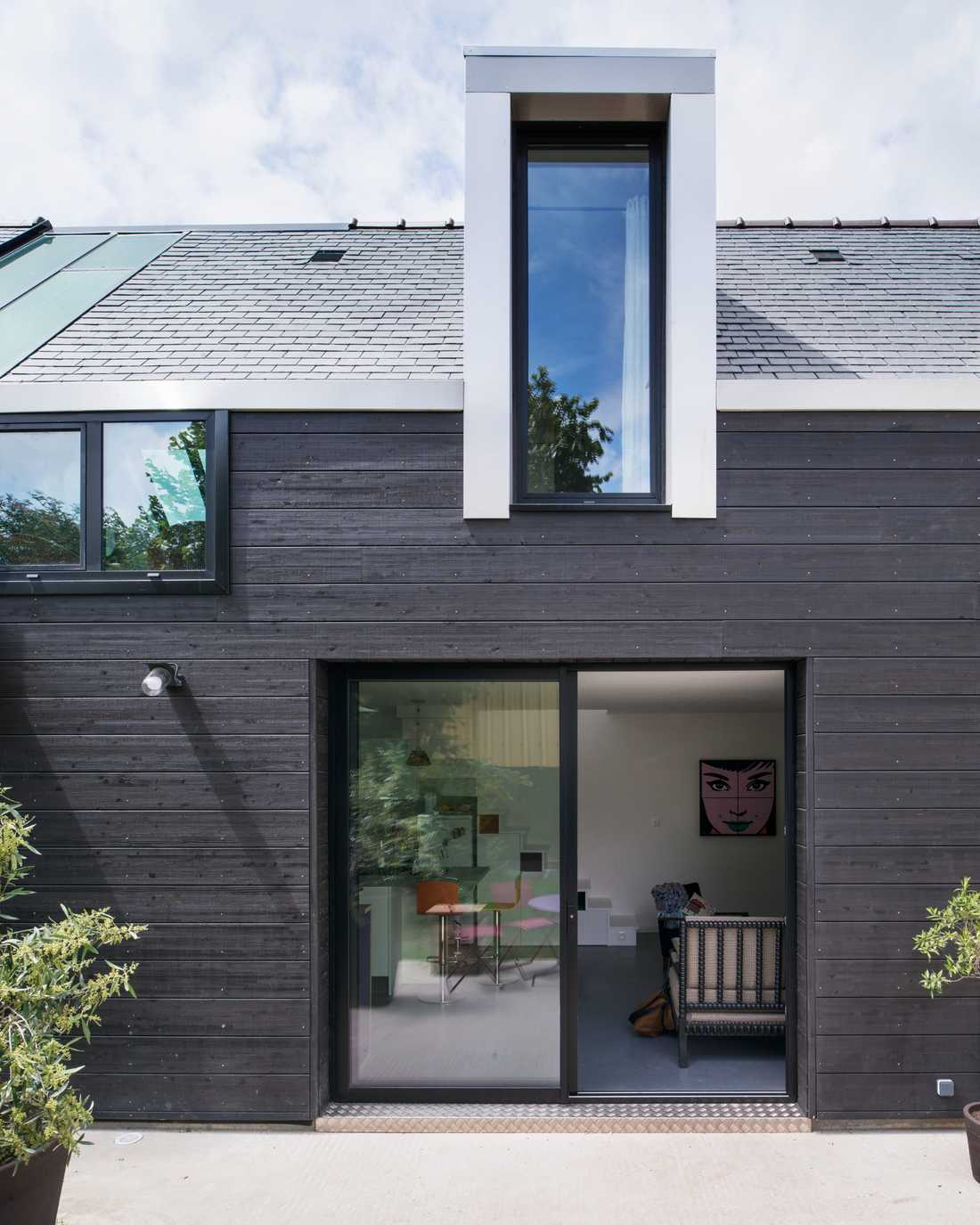 Extension with anthracite wood cladding designed by an architect in Gard