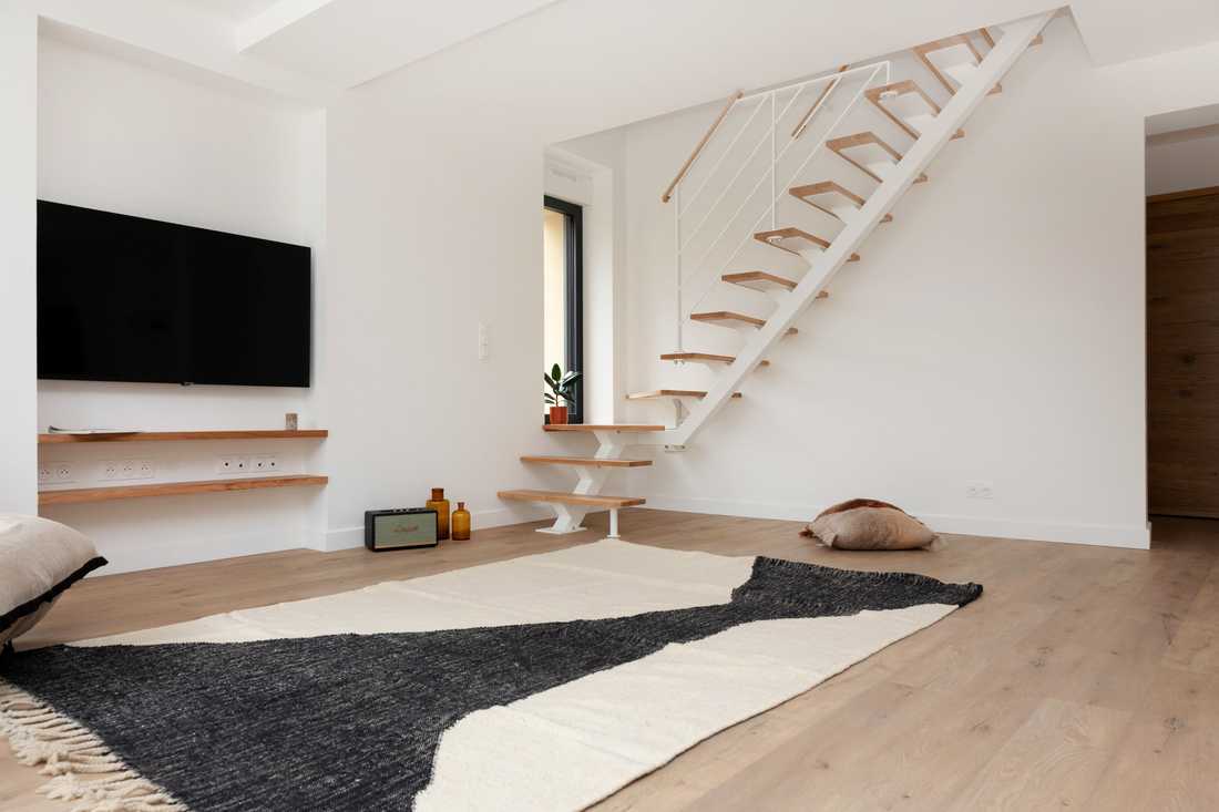 Escalier contemporain dans un maison ancienne à Bain-de-Bretagne (35)