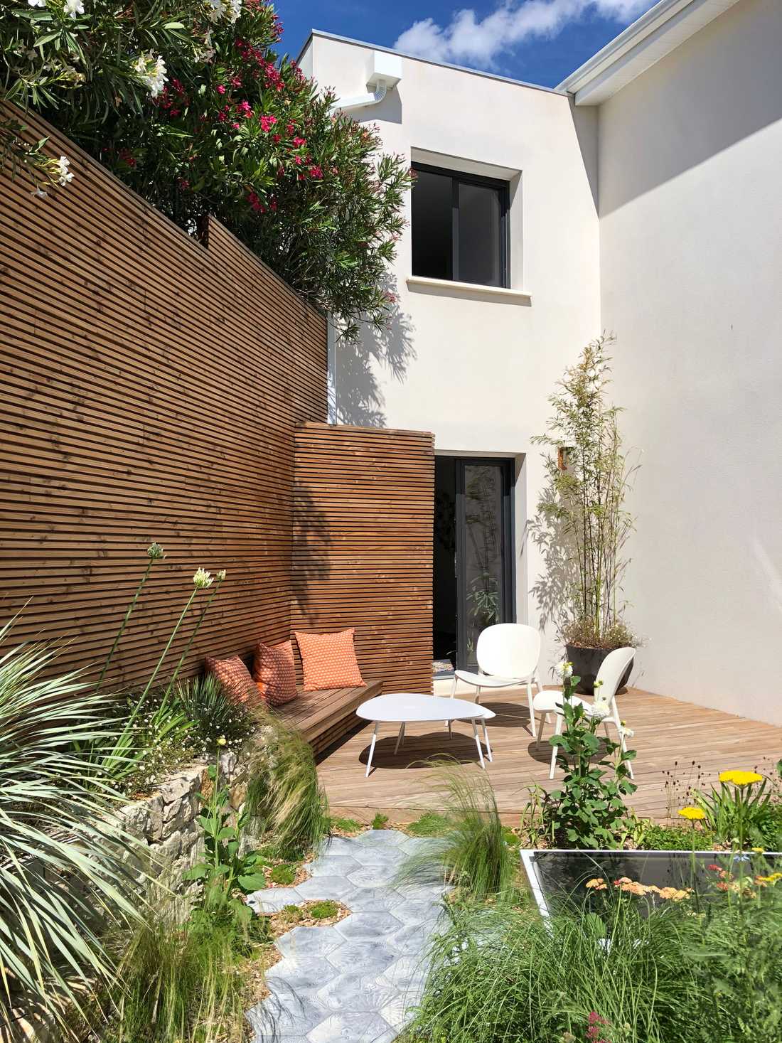 Landscaping of a townhouse terrace by a landscaper in the Nîmes Area