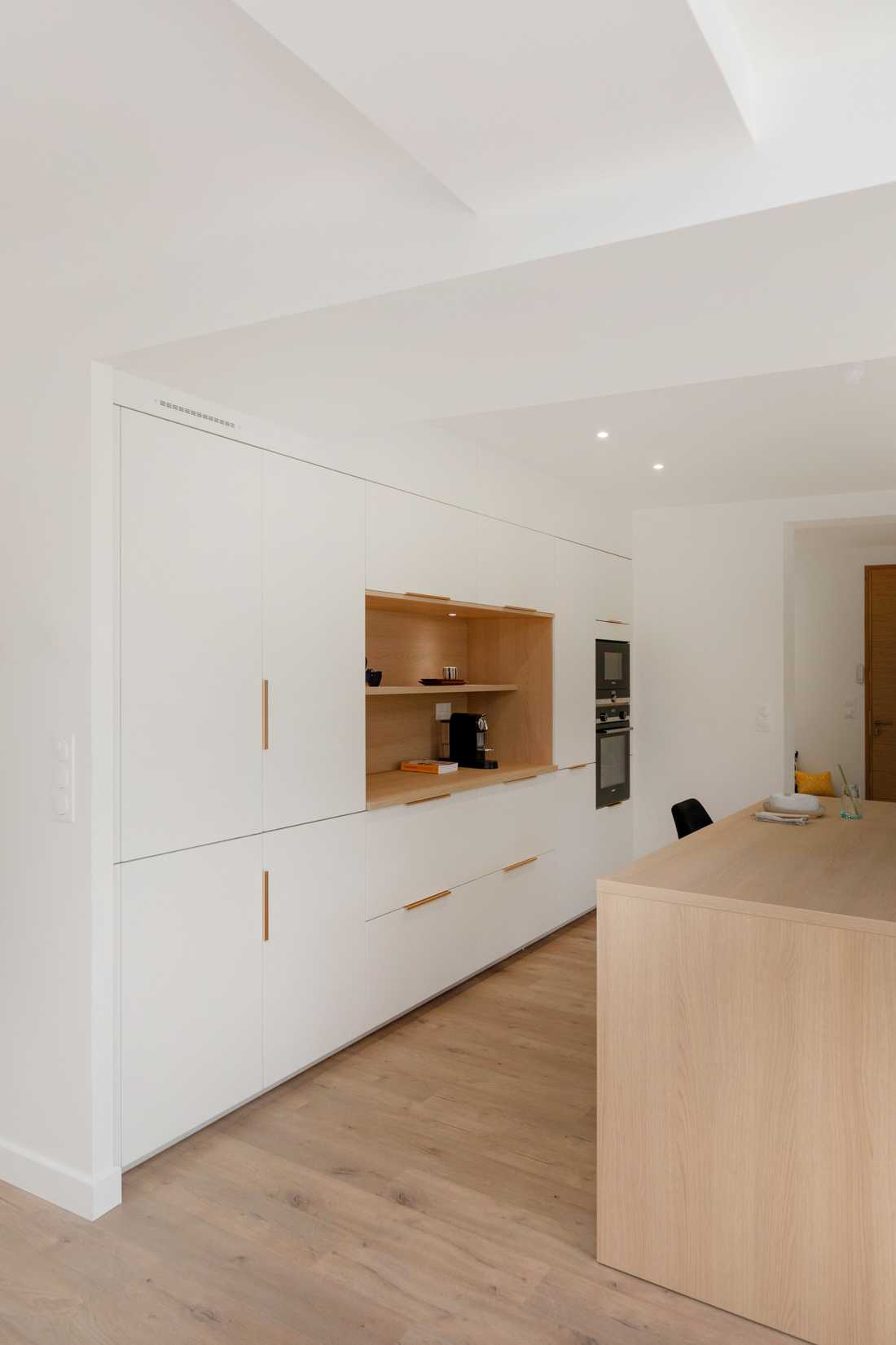Linéaire de cuisine dans une maison en pierre rénovée par un architecte d'intérieur breton 