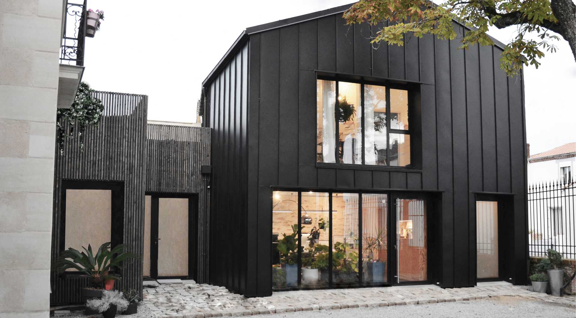 Extension contemporaine d'une maison de ville réalisée par un architecte à Nîmes