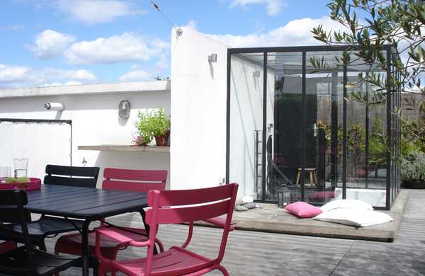 Transformation d'un toit en terrasse végétalisée style Loft par un architece paysagiste à Nîmes