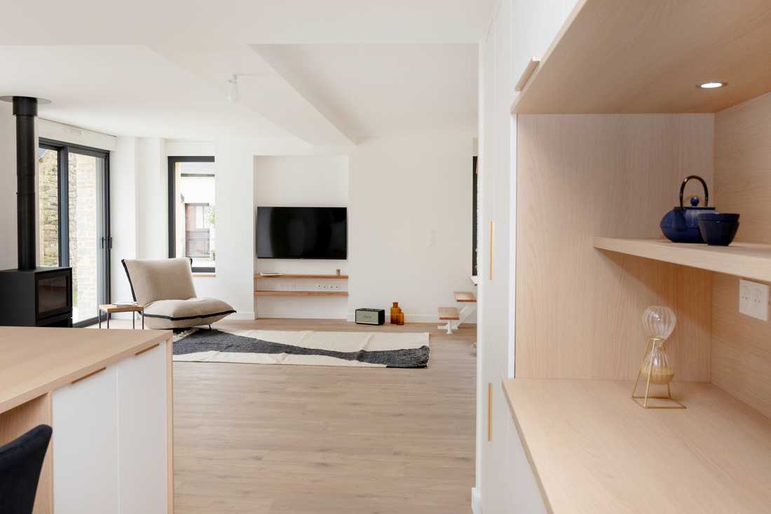 Vue du salon depuis la cuisine après les travaux de rénovation