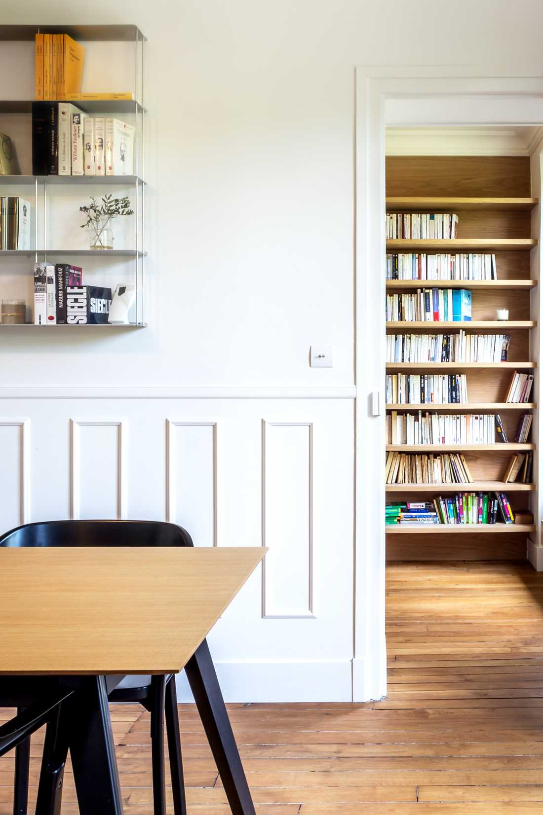 Circulation dans un appartement haussmannien renové par un architecte d'intérieur à Nîmes