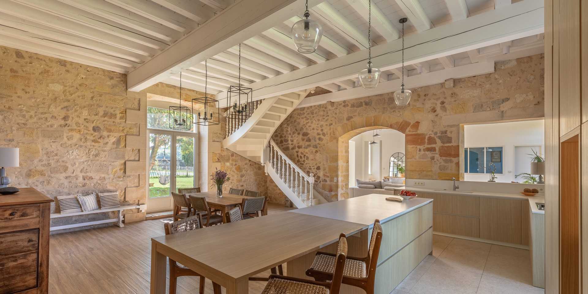 Cuisine aménagé dans une maison en pierre par un architecte d'intérieur à Nîmes