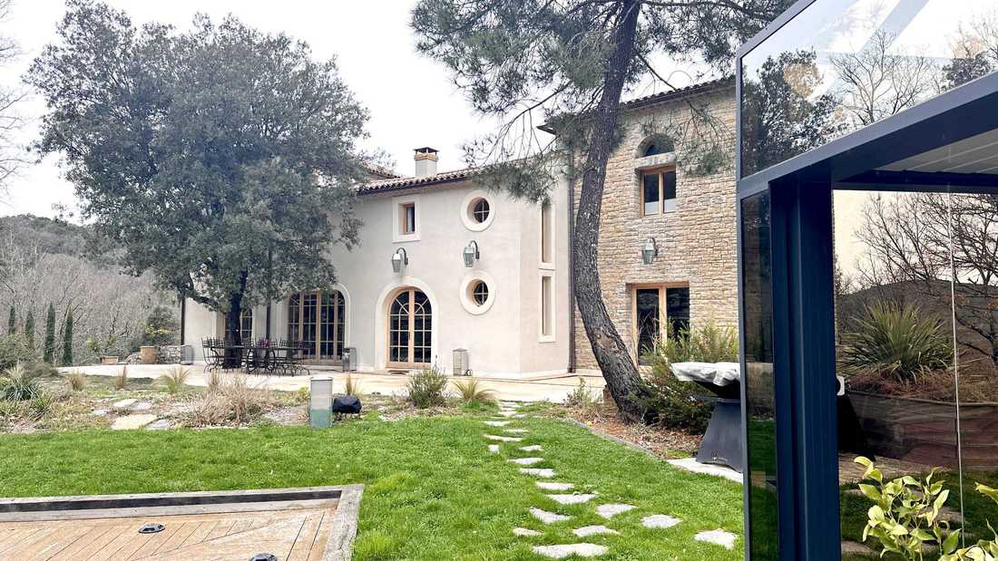 Terrasse devant la maison après les travaux de réhabilitation