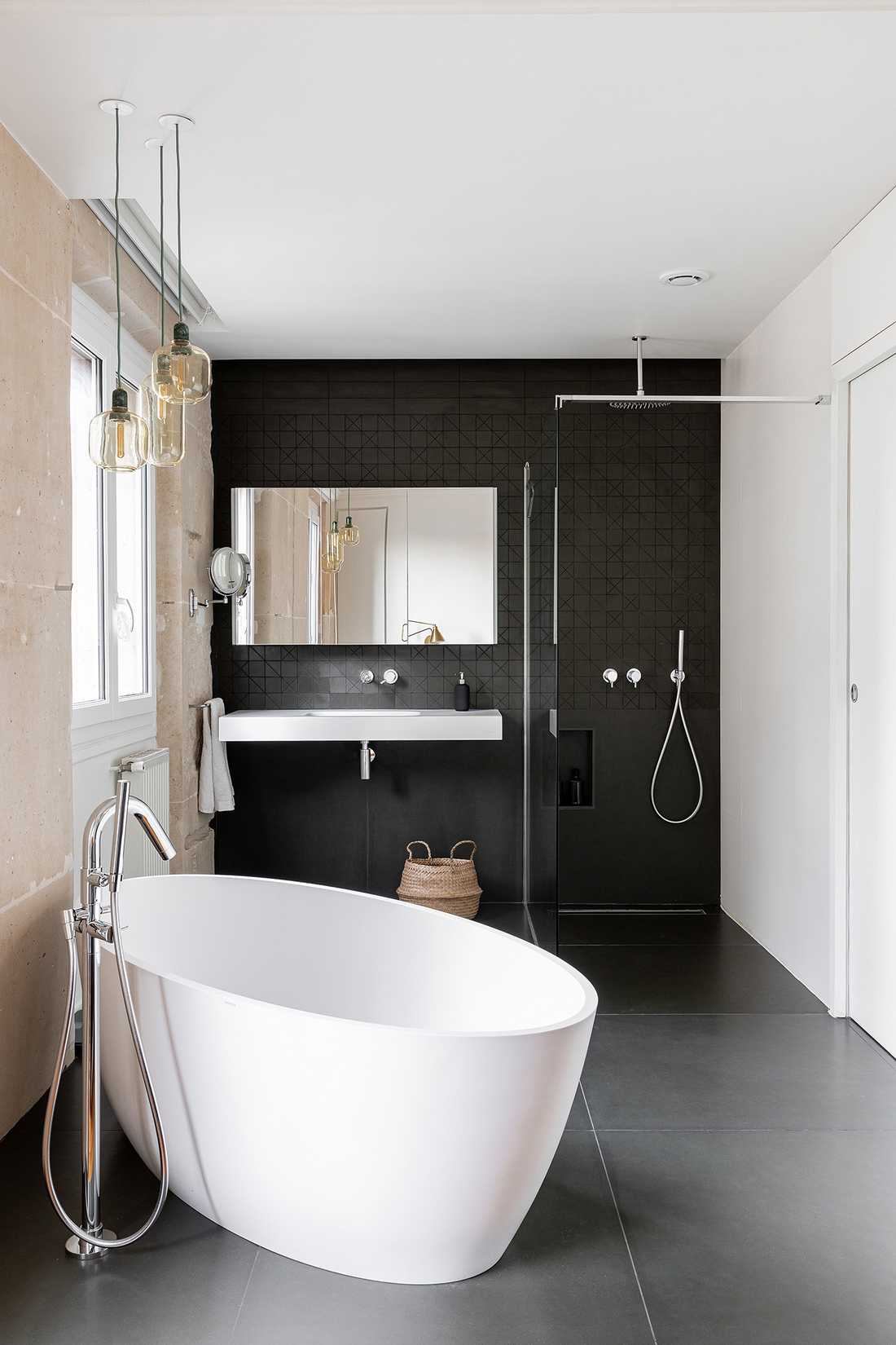 Salle de bain avec baignoir centrale aménagée par un architecte d'intérieur à Nîmes 