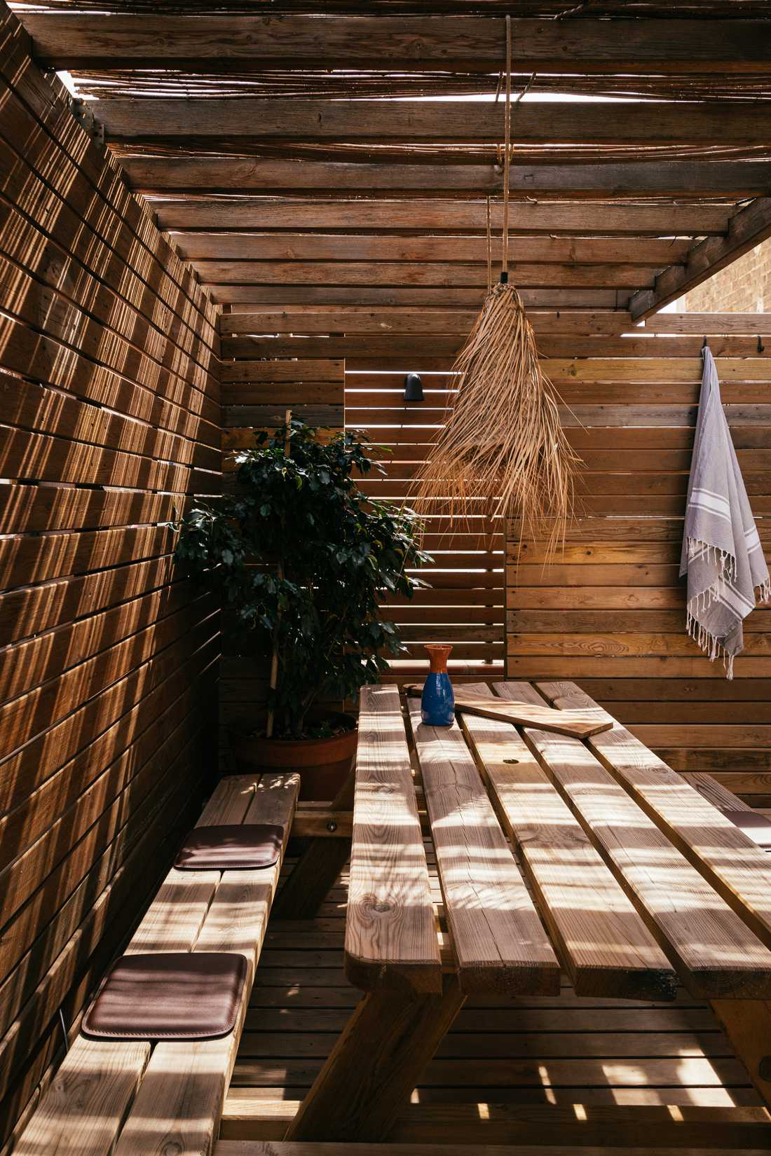 Aménagement d'un espace de vie à l'extérieur -  coin-repas-terrasse-en-bois