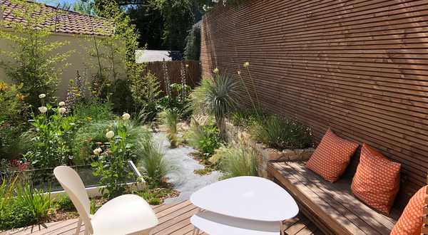 Micro-jardin urbain aux massifs naturalistes à Nîmes