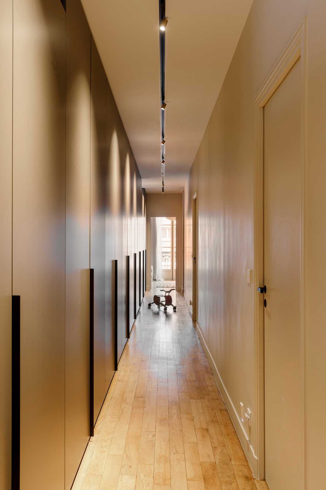 Rénovation complète appartement Art Déco - grand couloir accès aux chambres