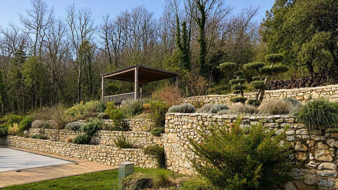 Piscine dans le jardin paysager de la maison