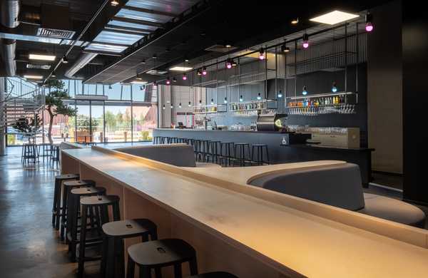 Aménagement d'un complexe de loisirs (bowling, laser game, bar) par un architecte d'intérieur à Nîmes