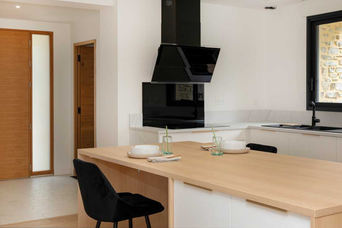 Cuisine aménagée par un architecte d'intérieur en Bretagne