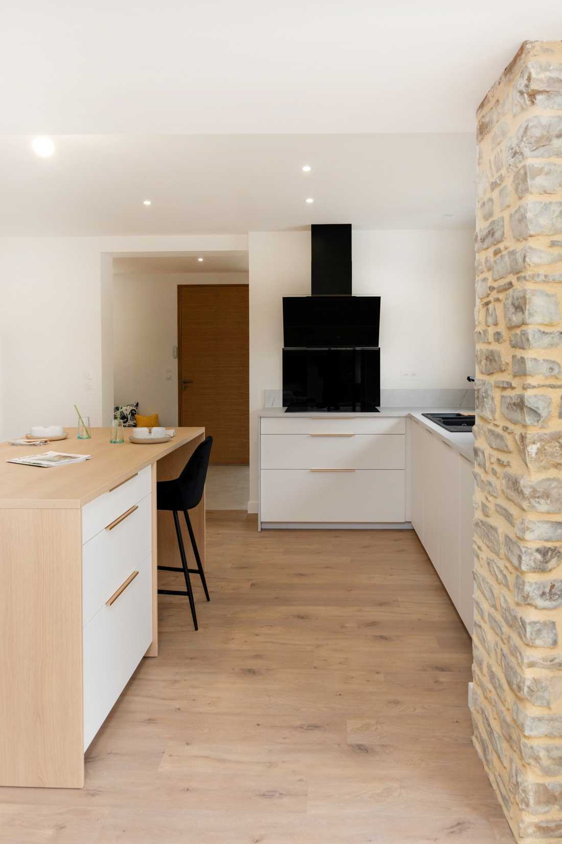 Cuisine moderne dans une maison bretonne ancienne