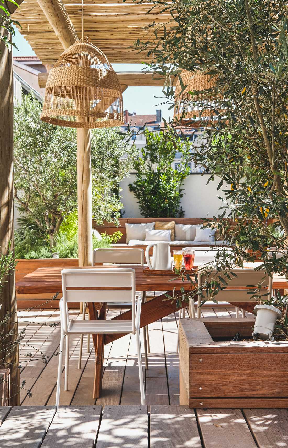 Wooden terrace apartment designed by a landscape gardener in Nîmes