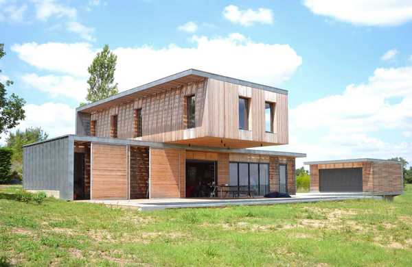 Réalisation d'une maison individuelle contemporaine avec bois et béton dans un esprit Loft par un architecte à Nîmes.