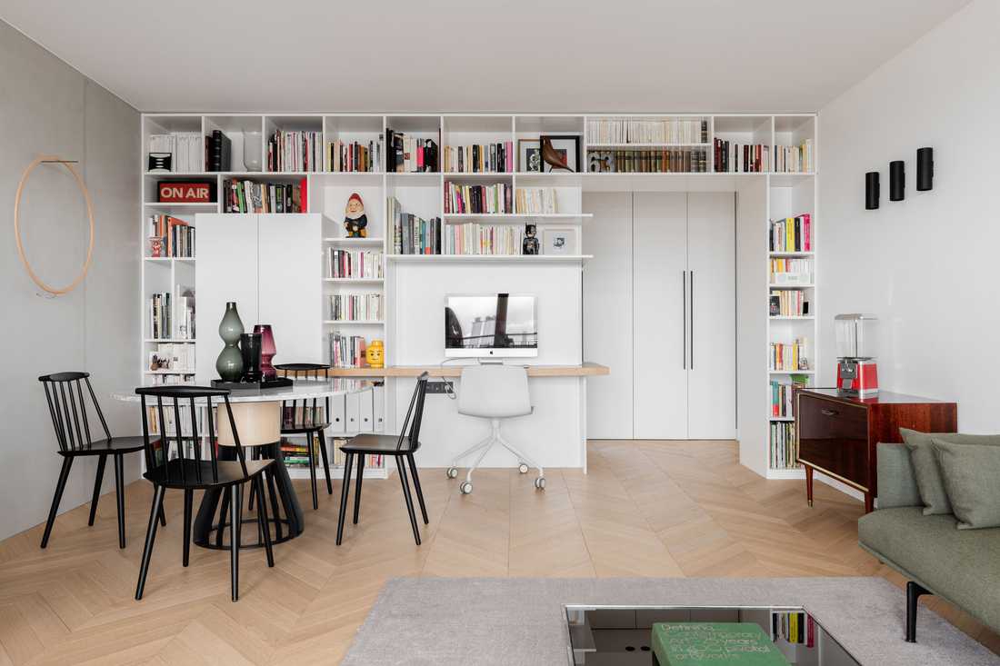 Salon de l'appartement avec rangements integrés