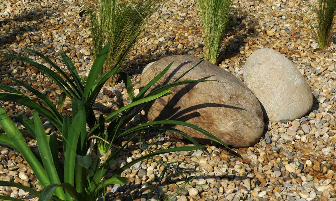 Galets déco dans jardin aménagé par un paysagiste