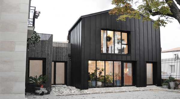 Extension contemporaine d'une maison ancienne par un architecte à Nîmes