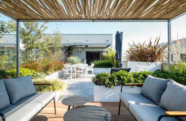 Aménagement de la terrasse d'un appartement de 60m² à Nîmes