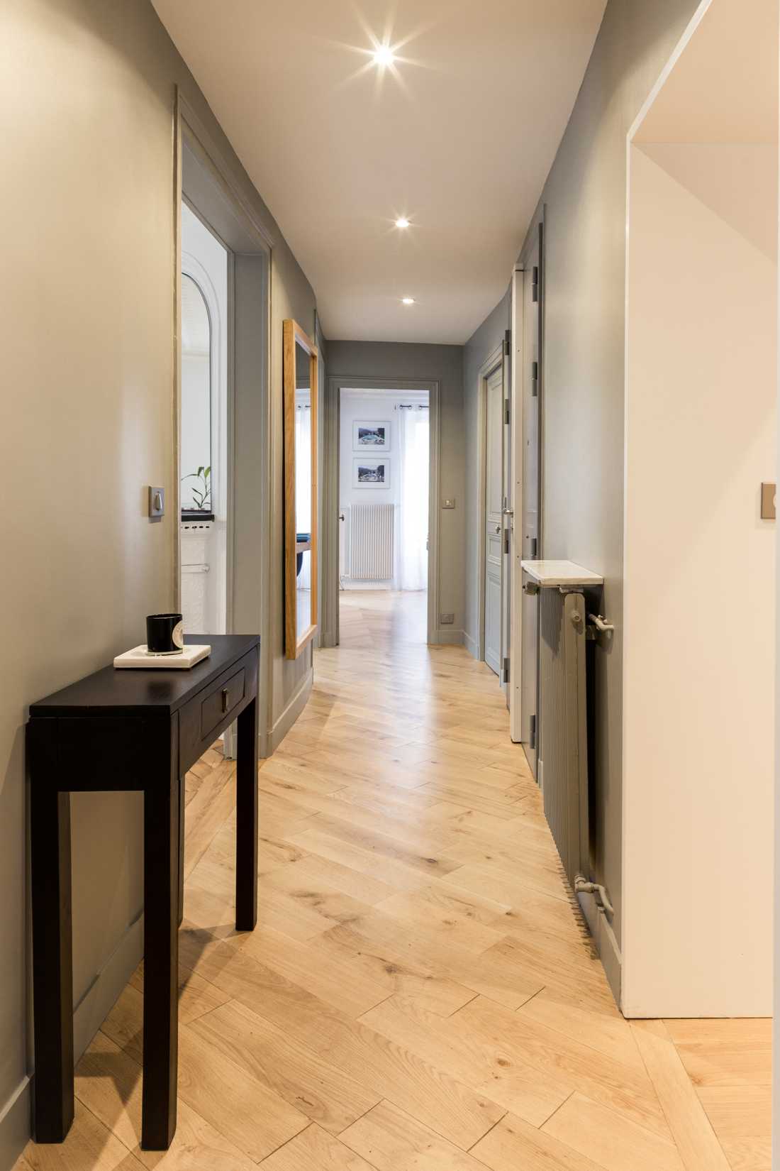 Couloir d'un appartement haussmannien renovée par un architecte d'interieur à Nîmes