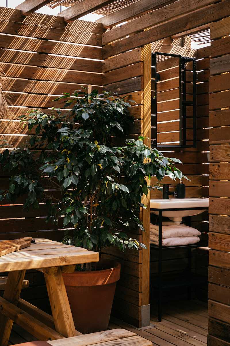 Aménagement d'un espace de vie à l'extérieur -  la terrasse avec coin salle d'eau