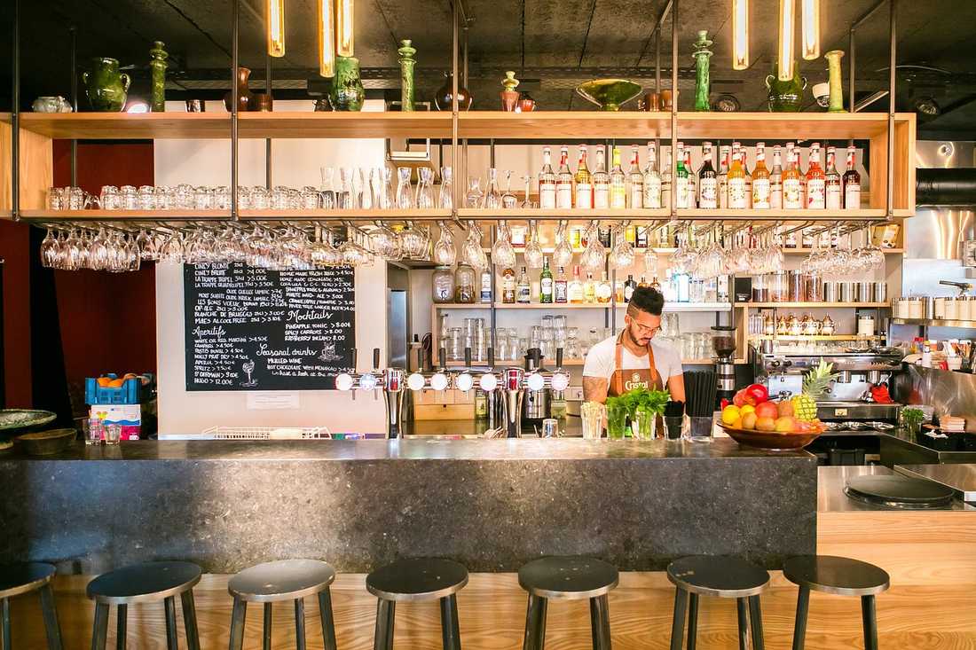 Comptoir du café-restaurant après travaux de rénovation