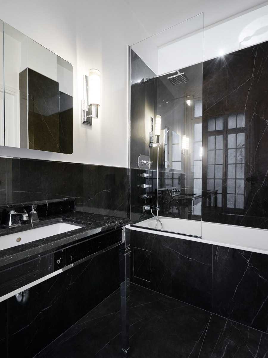 Salle de bain noire design dans le Gard