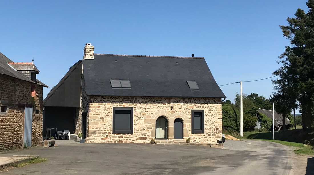 Façade de la maison en pierre après les travaux de rénovation