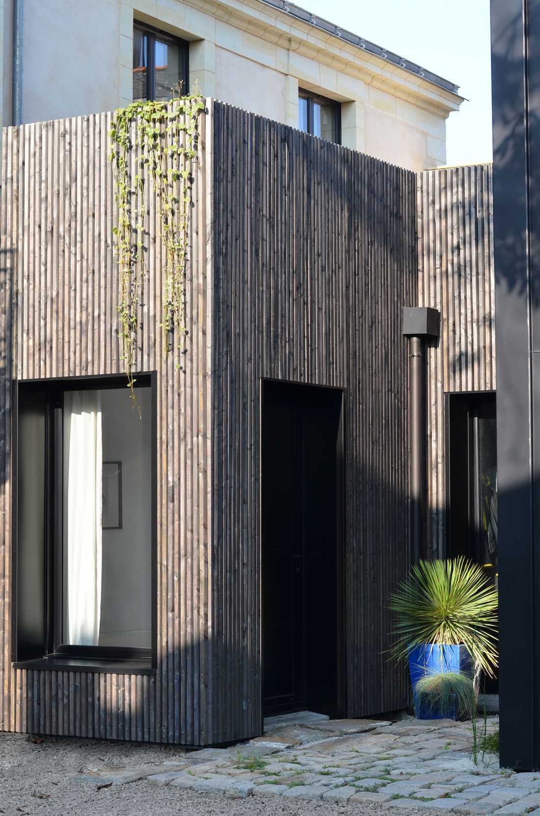 Un architecte réalise une extension contemporaine avec bardage bois dans le Gard