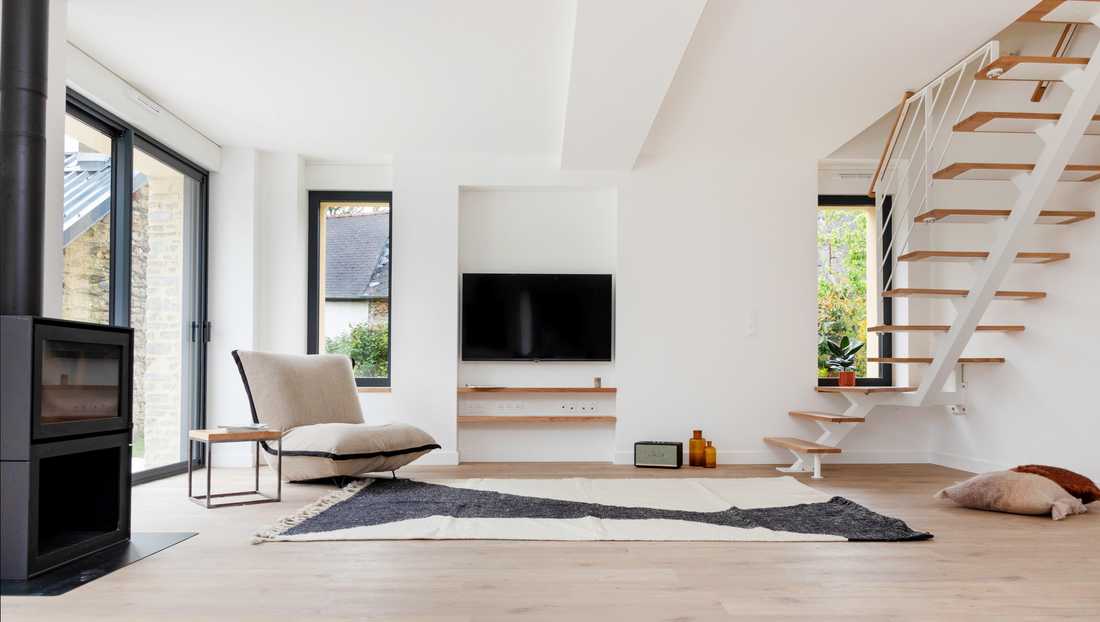 Salon contemporain aménagé par un architecte d'intérieur dans une maison ancienne en Bretagne